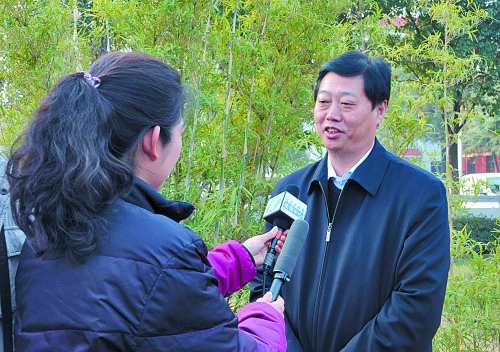 十八大代表、南陽(yáng)市委書(shū)記李文慧談學(xué)習(xí)十八大精神體會(huì)