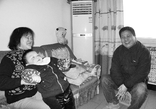 恩人找到了、飯碗保住了，張新明（右）與原竹青都開心地笑了。