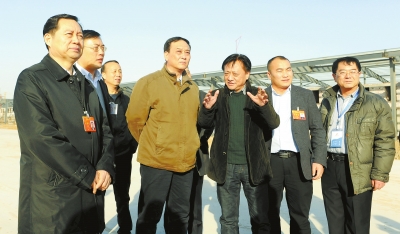 　　鄭州手拉手集團(tuán)董事長賈長明（右三）向省農(nóng)業(yè)廳廳長朱孟洲（右四），省政府副秘書長、省政府駐京辦主任