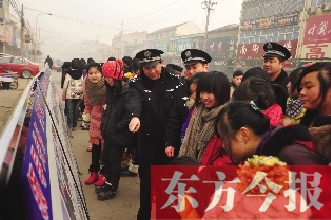 虞城縣公安局在26個(gè)鄉(xiāng)鎮(zhèn)開展“安全防范”大宣傳活動 代先鋒 攝