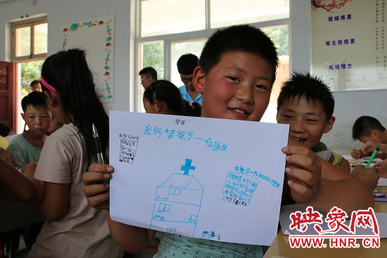 在以“中國夢”主題 的繪畫課堂上，孩子們寫下了自己的夢想