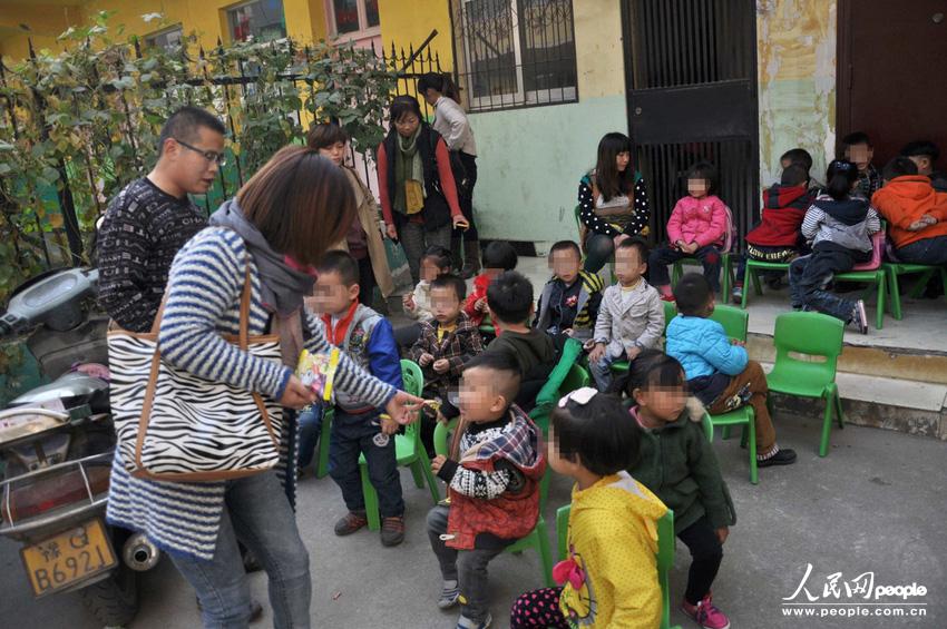 河南駐馬店市高新區(qū)一休幼兒園大門外聚集了數(shù)十位孩子家長,他們是來送孩子上學的,可是幼兒園大門卻被兩輛面包車里外堵死。周一一大早就遇到這事,不少家長特意給單位請假替孩子討要說法。