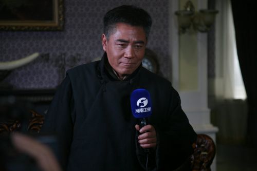 陳寶國接受河南衛(wèi)視專訪。