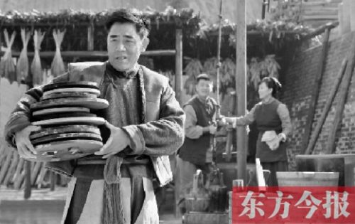 陳寶國(guó)在《大河兒女》中飾演男一號(hào)、燒制鈞瓷的手藝人賀焰生