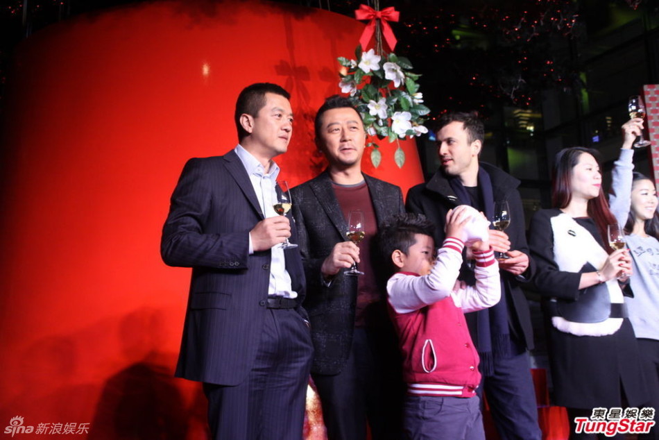 李亞鵬、郭濤父子相活動(dòng)