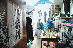 寢室門上的招貼表達(dá)了學(xué)生們的愿望，其實(shí)不逃課、少逃課才是不掛科的保證