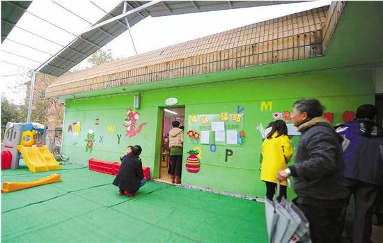 因為怕裝修后的氣味影響孩子的健康，包括小葉在內(nèi)，很多家長找到園方，要求換教室.
