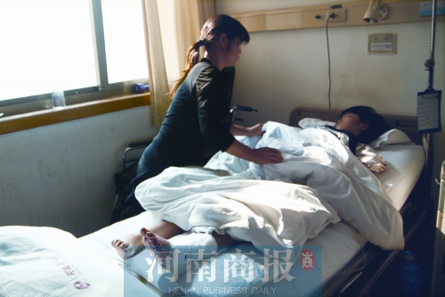 14歲的小美躺在病床上，左腿摔傷的部位還纏著繃帶