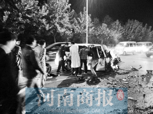 慘劇現(xiàn)場，眾人紛紛上前施救，有人拉住變形的車門，為傷者爭取救援時間