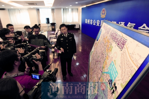 警方負責人向媒體介紹戰(zhàn)果，左上圖為警方繳獲的犯罪嫌疑人作案工具 記者 王春勝/圖