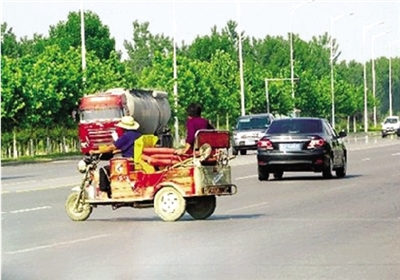 由于沒有硬隔離，鄭開大道上經(jīng)常出現(xiàn)機(jī)動(dòng)車橫穿馬路的現(xiàn)象
