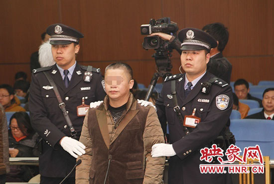 被告人被法警帶上法庭時，身上沒有戒具，也沒有剃光頭。（圖片來源于微博@豫法陽光）