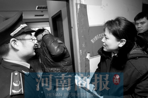 城管巡回法庭法官，到因違反城市管理的受罰當(dāng)事單位送傳票