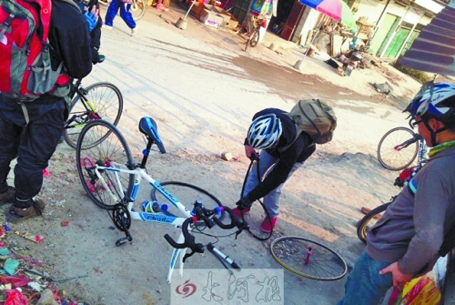 運(yùn)氣不好，十分鐘被扎了兩次胎，只能自己修車。