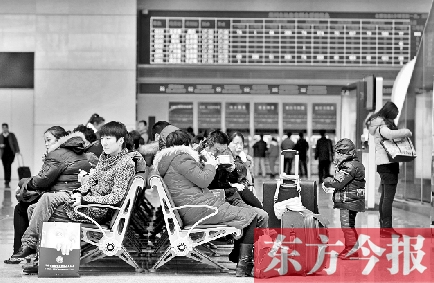 昨日，受天氣影響，多趟途經(jīng)和到達(dá)鄭州的高鐵晚點(diǎn)