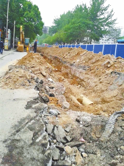 文化路大修改造工程，目前西半幅圍擋已基本鋪設(shè)到位。