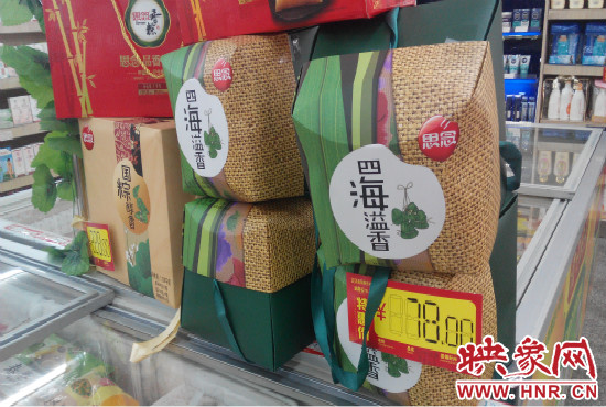 今年商場(chǎng)里的散裝、袋裝粽子多了，盒裝粽子的售價(jià)也更加親民。