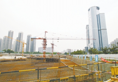 中州大道與金水東路東北角，正在建一座大型停車場。