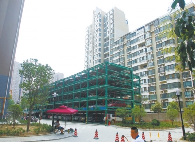 商城路與英協(xié)路交叉口附近的濱河綠苑小區(qū)內(nèi)，剛剛建好一個立體停車場。