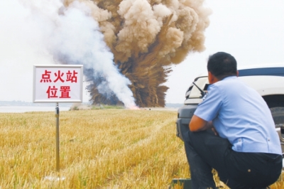 民警點火，引爆爆炸物品。