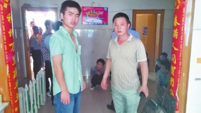 在吳文舉老師的幫助下，王強強（左）從傳銷窩點成功脫險。