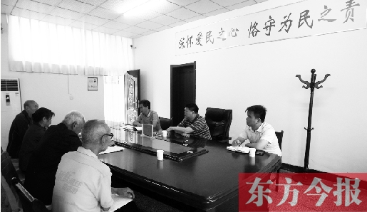 6月16日，幾位蘭考市民在向縣委副書記毛衛(wèi)豐反映問(wèn)題。