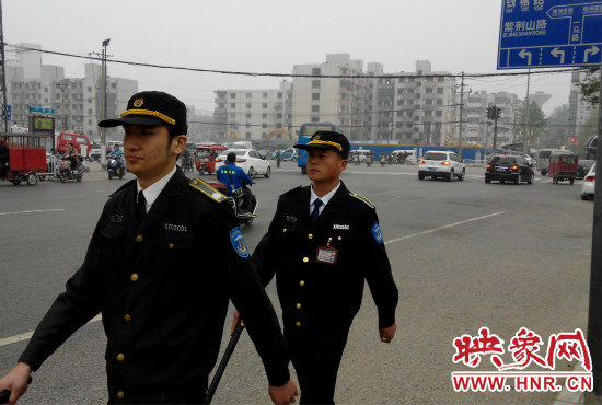 每天，老王的工作就是在火車站附近巡邏