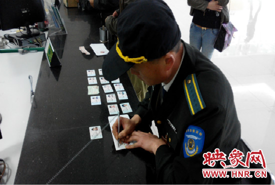 撿到的身份證，巡防隊(duì)員通常是自費(fèi)郵寄給失主。