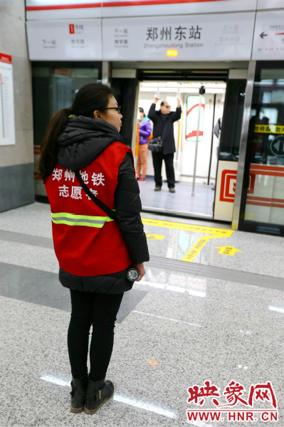 在前期的志愿工作中鄭州地鐵主要與市各大高校合作組建志愿者服務(wù)隊(duì)。