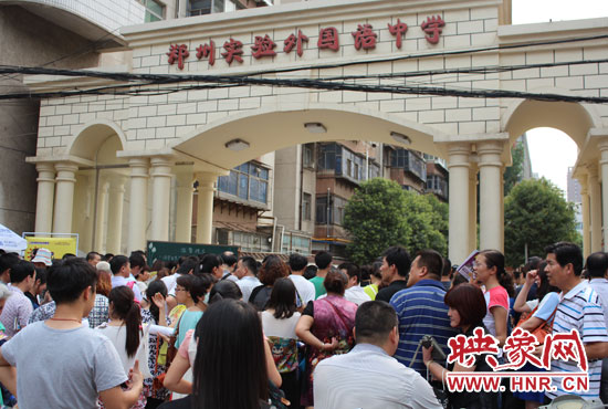 考試快結(jié)束時，陪考的家長涌入學(xué)校接孩子。