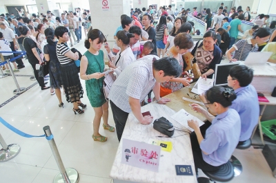 6月30日上午9時20分，鄭州市公安局出入境管理處辦事大廳內(nèi)擠滿前來辦理護照、簽證的群眾。