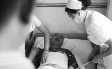 昨天，鄭州市第一人民醫(yī)院，被打傷的鄭州管城區(qū)執(zhí)法隊(duì)員唐建偉在接受治療。