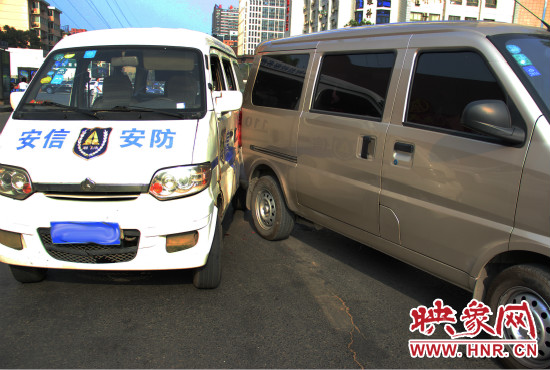 兩輛面包車也被牽連。