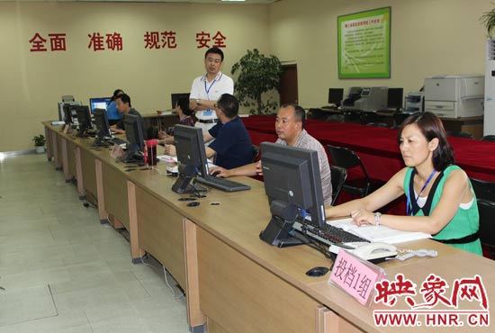 今年我省高招錄取工作正在平穩(wěn)正常開展，圖為投檔組工作人員。