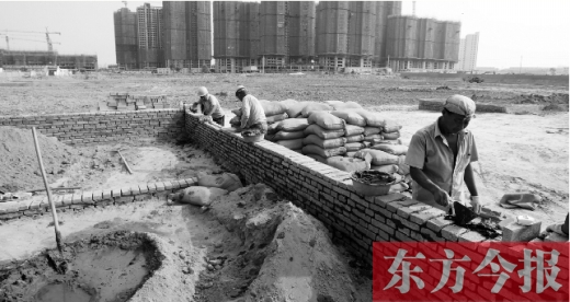 7月8日，鄭州市銀鶯路南端，一處新建的小學和中學剛剛開始動工