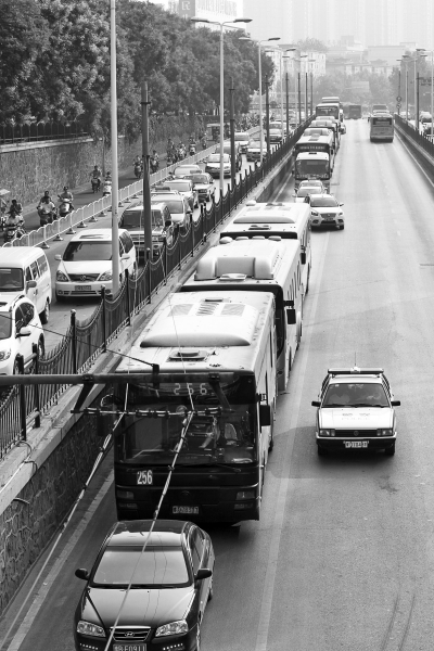 大量的機(jī)動車由京廣路向北前行，右拐后涌上中原路地下道。