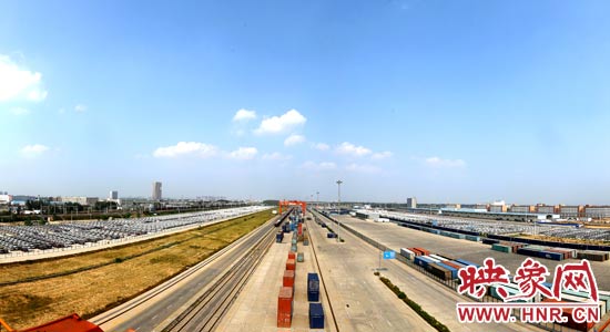 鄭州鐵路集裝箱中心站內(nèi)，滿載貨物的國(guó)際班列從這里開出。段晉哲/攝