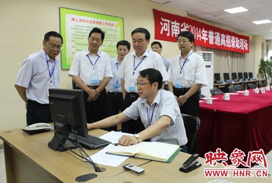 副省長(zhǎng)徐濟(jì)超在高招錄取現(xiàn)場(chǎng)聽取工作人員匯報(bào)。