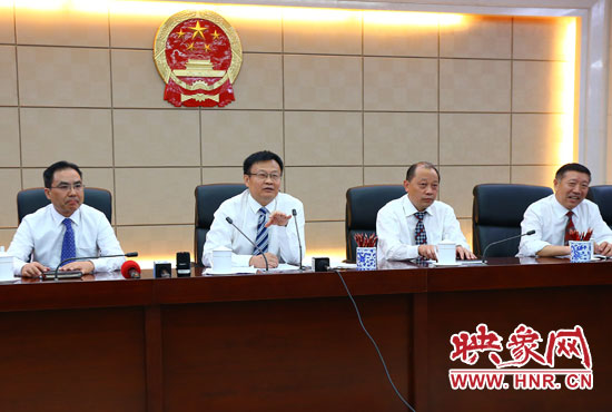 專題詢問會(huì)結(jié)束后，省人大組織召開記者提問會(huì)。