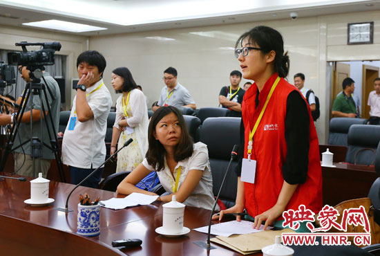 映象網(wǎng)記者就網(wǎng)友關(guān)心熱點(diǎn)問題向省教育廳副廳長(zhǎng)尹洪斌提問。