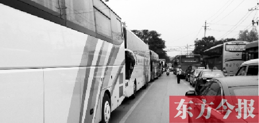 昨日，只能由東向西單行的鄭州市城南路上，闖進了由西向東行駛的大巴車，造成嚴重交通擁堵