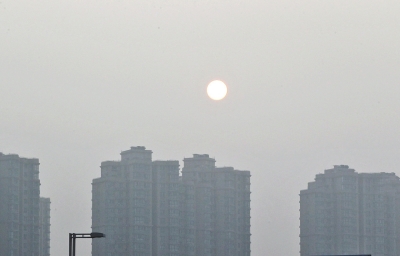 昨天，鄭州市區(qū)，霧霾遮擋的太陽像個月亮。