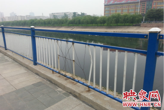 公園內(nèi)多個護(hù)欄中間的鋼筋條不翼而飛，僅僅是用幾根細(xì)細(xì)鐵絲纏住。