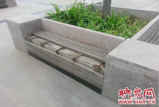 基礎(chǔ)設(shè)施破壞嚴(yán)重，一直無人修理。