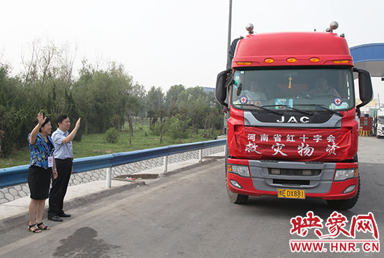 運送救災(zāi)物質(zhì)的貨車出發(fā),奔赴災(zāi)區(qū)。