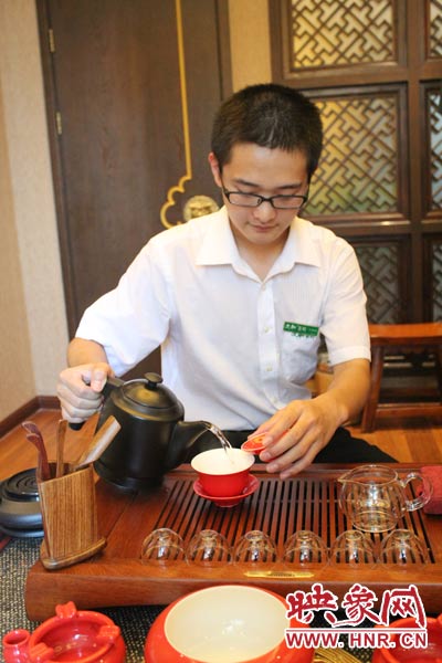 1、水壺里的水煮沸，李克勤把茶葉放進(jìn)茶荷里，準(zhǔn)備溫杯沖茶