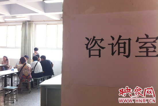 在金水區(qū)教體局設(shè)立的“復(fù)議”現(xiàn)場(chǎng)，家長(zhǎng)們提出了各式各樣的問題。