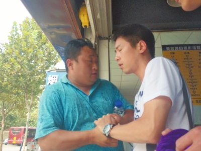 記者正查看照片，突遭藍(lán)衣男強(qiáng)搶手機(jī)。