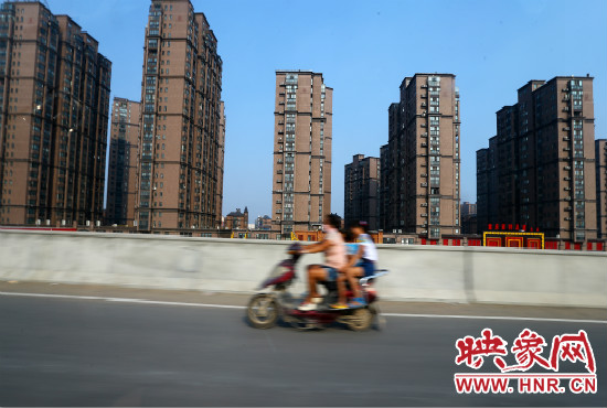 三環(huán)快速路開通后，仍有一些電動車違規(guī)上橋。