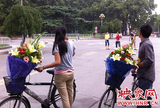 在鄭州大學南校區(qū)，有不少學生三五成群，手捧鮮花。